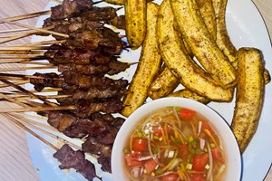 BROCHETTES ZEBUS AVEC BANANES FRITES 