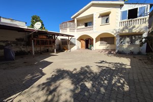 A LOUER-Grande maison T6 en plein centre-ville louée non meublée  Tulear centre Madagascar