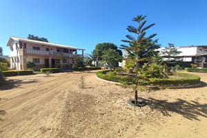 A VENDRE-Belle propriété fleurie habitation et commercial à Ankilimarovahatre Tuléar Madagascar